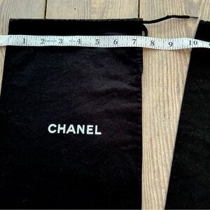 Shoe bags, dust cover bags. One pair.
Chanel